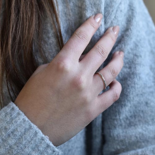 Einfache Trauringe aus Platin mit einem blauen Diamanten Alays