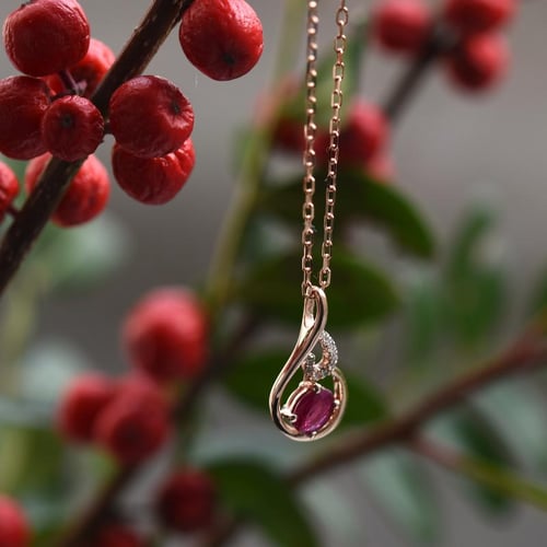 Elegante Anhänger mit Rubin und Diamanten Cor