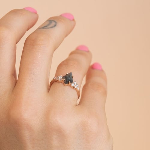 Ring mit einem Salt and Pepper Diamanten in Kite-Form Bret