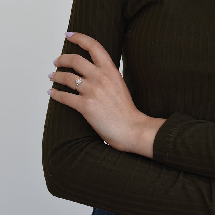 Ring mit Diamant auf dem Hand 62647