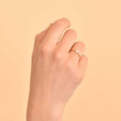 Gedrehter Ring mit einem Diamanten Nelson