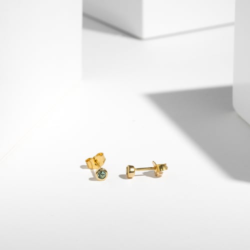 Silberne Ohrstecker mit grünen Saphiren in Bezelfassung Tofine
