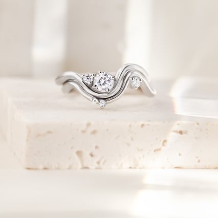 Verlobungsring in Wellenform mit rundem Diamant Debora