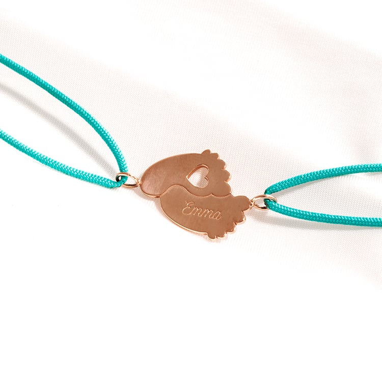 Silbernes String-Armband mit Babyfüßchen und Gravur Amy 121083