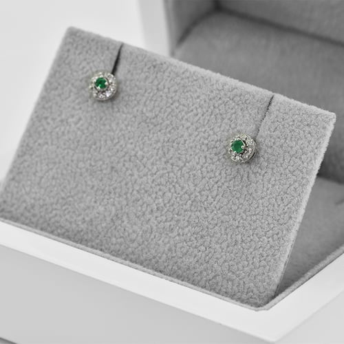 Ohrstecker mit einem Smaragd und Diamanten im Halo-Stil Zowie
