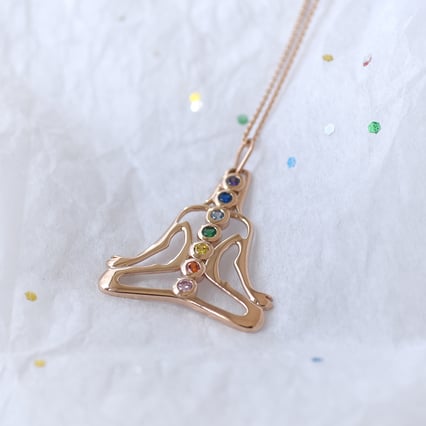 Goldener Anhänger mit Zirkonia in Fabren der Chakren Joga