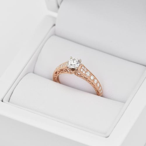 Verlobungsring im Vintage-Stil mit Moissanit und Lab Grown Diamanten Keran