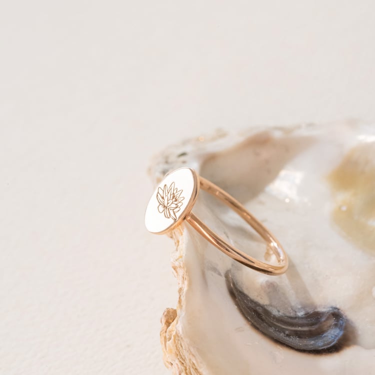 Ovaler Ring mit eingravierter Blume Agatha 101091