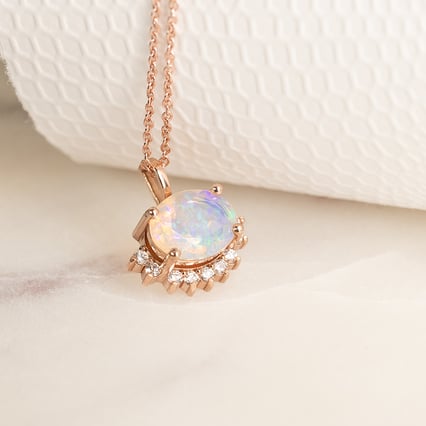 Anhänger mit einem halben Halo um einen ovalem Opal mit Diamanten Reverie