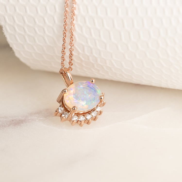 Anhänger mit einem halben Halo um einen ovalem Opal mit Diamanten Reverie 135511