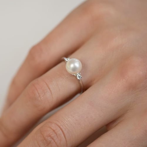 Goldring mit Perlen umgeben von Diamanten Nivrutti