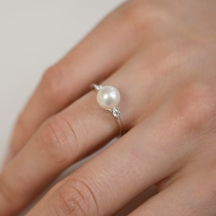 Finger mit Perle Verlobungsring 106870