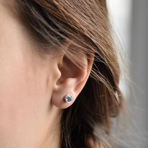 Silberne Ohrstecker mit Aquamarinen in Bezelfassung Wetty