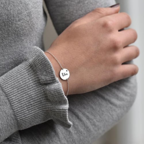 Goldenes Armband mit blauem Diamanten und Gravur Dian