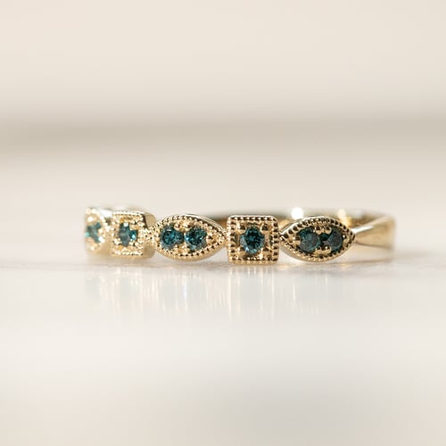 Goldener Memoire Ring mit blauen Diamanten Hadya