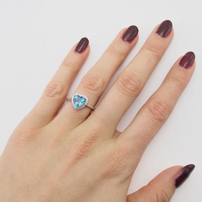 Goldring mit Topas Herz auf dem Finger 4727