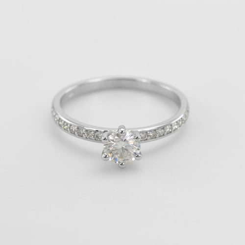 Goldener Verlobungsring mit Moissanit und Lab Grown Diamanten Vanan