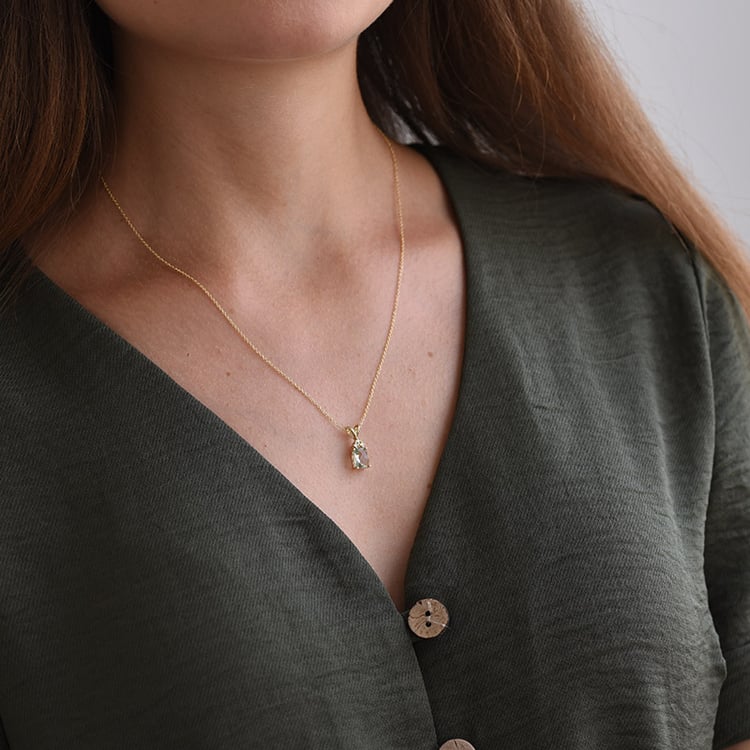 Amethyst Halskette mit Diamanten auf dem Hals 72167