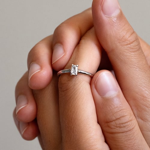 Verlobungsring mit Diamant im Smaragdschliff Bukkha