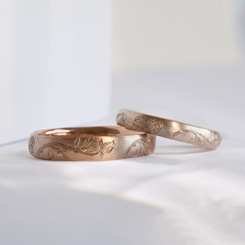 Eheringe mit von Hand gefertigter Rosengravur Danni