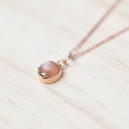 Goldenes Schmuckset mit pfirsichfarbenen Mondsteinen Leandra