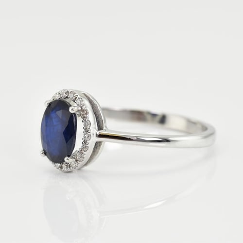 Halo Verlobungsring mit ovalem Saphir und Diamanten Arya