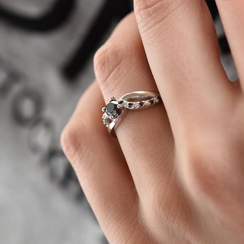 Verlobungsdiamant mit schwarzen und weißen Diamanten Ewie