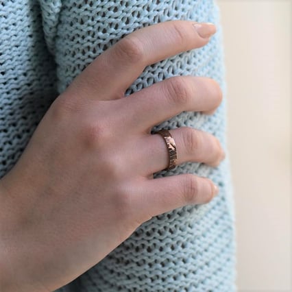 Goldene Eheringe mit Relief Ferskia