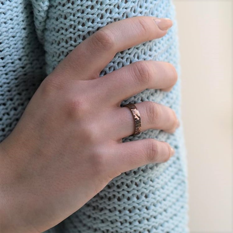 Goldene Eheringe mit Relief Ferskia 106654