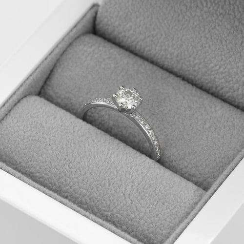 Goldener Verlobungsring mit Moissanit und Lab Grown Diamanten Vanan