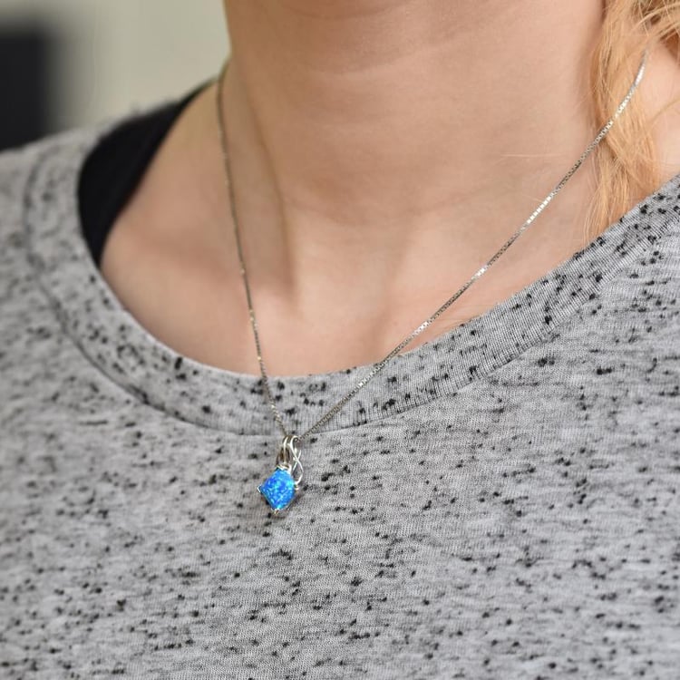 Blauer Opal SIlberkette auf dem Hals 3135