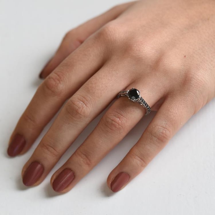 Verlobungsring in Vintage Stil auf dem Hand 51347
