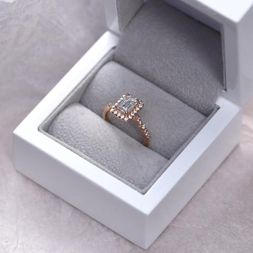 Verlobungsring mit Diamanten im Smaragdschliff Bina