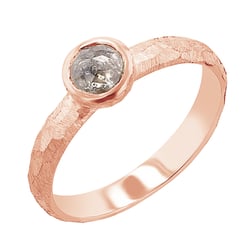 Gehämmerter Goldring mit einem Salt and Pepper Diamanten im Rosenschliff Seraphine