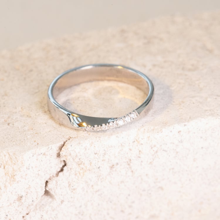 Goldene Eheringe mit Twist und Diamanten Lasha 100929