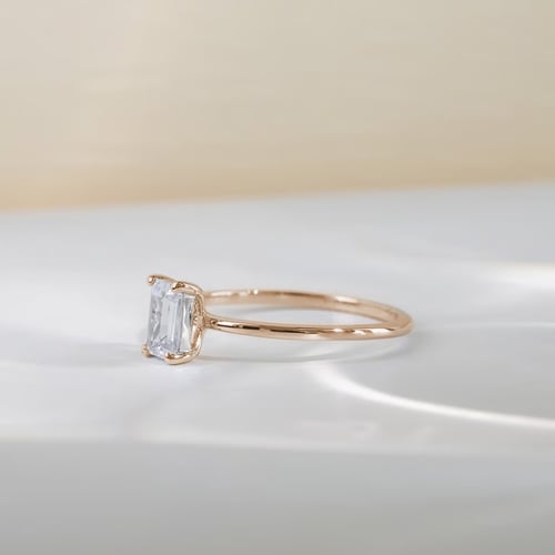 Verlobungsring aus Gold in Haselnussfarbe mit einem Lab Grown Diamanten Olson