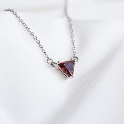 Minimalistische Kette mit Granat Modu