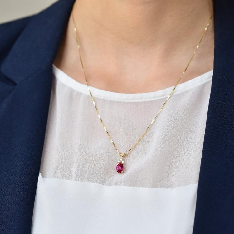 Gold Anhänger Rubin und Diamant auf dem Hals 23219