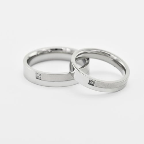 Goldene Eheringe mit Diamant Maskali