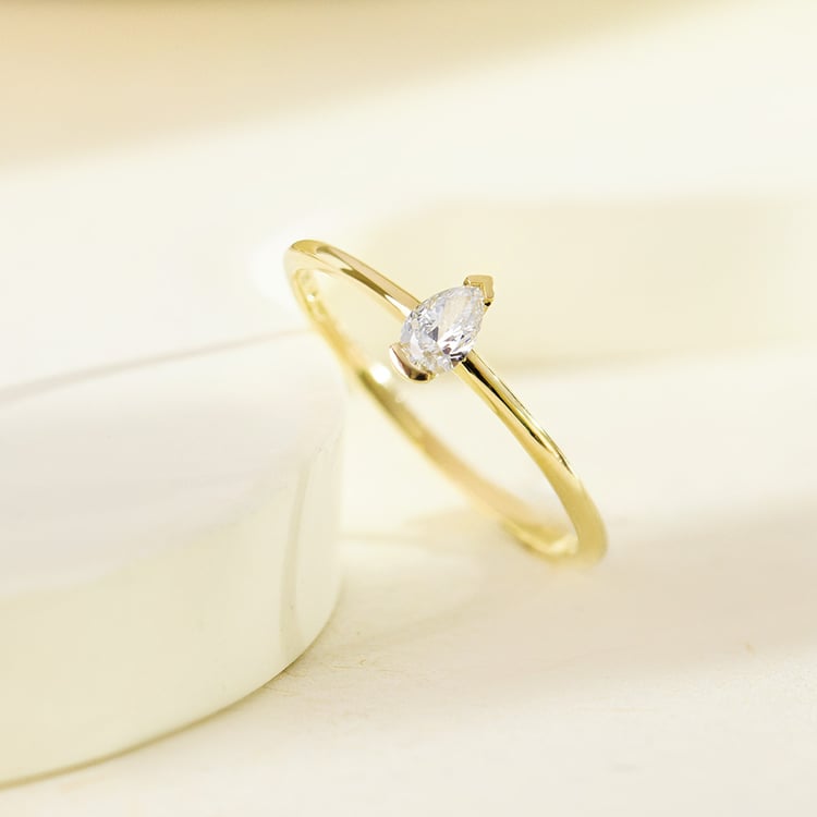 Minimalistischer Goldring mit einem Lab Grown Diamanten in Birnenform Valentin 161893