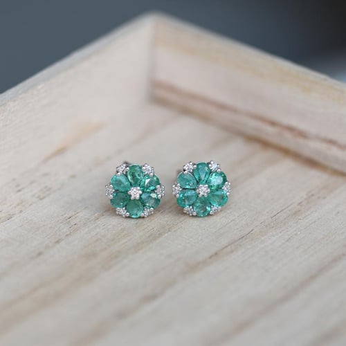 Blumen Ohrringe mit Diamanten und Smaragden Shadi