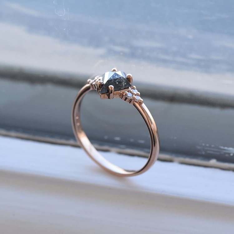 Origineller Ring mit einem Salt and Pepper Diamanten Nele 80954