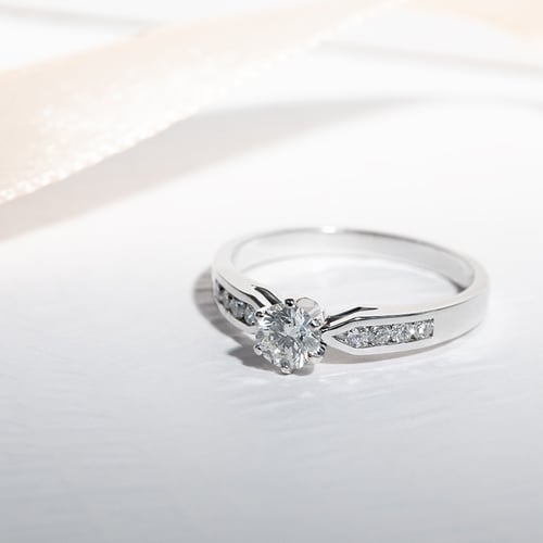 Verlobungsring mit Diamanten aus Gold Mita