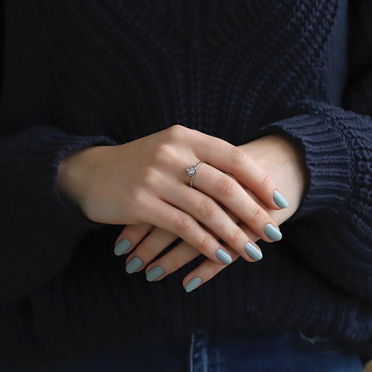 Verlobungsring mit Blumen-Diamant auf dem Hand 73916