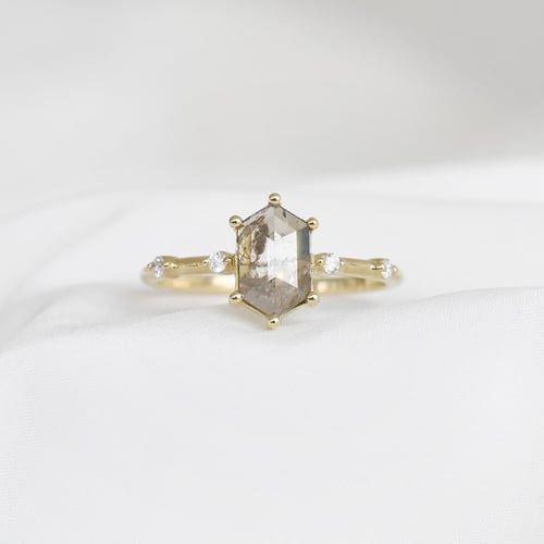 Ring mit Hexagon Salt and Pepper Diamant Justine