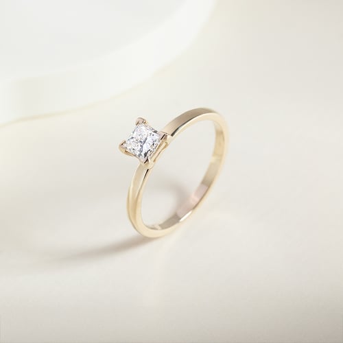 Verlobungsring mit Princess Diamanten Nangai
