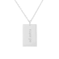 Rechteckiger Anhänger aus Silber mit einer doppelseitigen Gravur Aeryn