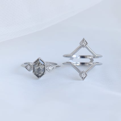 Origineller Ring in V-Form mit Diamanten Danis