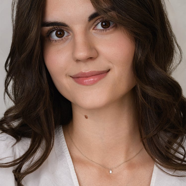 Minimalistischer Anhänger aus Silber mit einem Lab Grown Diamanten in Emerald-Form Lias 160451