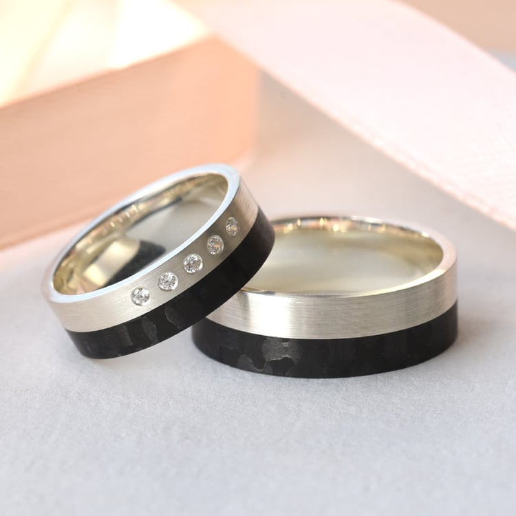 Flache Trauringe aus Carbon und Gold mit Diamanten Pharaz 77688